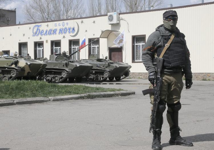 URO. Russermilitserne i Slavjansk har blandt andet tunge håndvåben, pansrede køretøjer, kampvogne og raketstyr med jord-til-luft-missiler i deres arsenal 