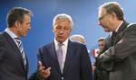 OMLÆGNING. Vicegeneralsekretær Alexander Vershbow ses her i samtale med Natos øverste leder, Anders Fogh Rasmussen, og den amerikanske forsvarsminister Chuck Hagel. 