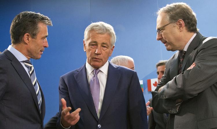 OMLÆGNING. Vicegeneralsekretær Alexander Vershbow ses her i samtale med Natos øverste leder, Anders Fogh Rasmussen, og den amerikanske forsvarsminister Chuck Hagel. 