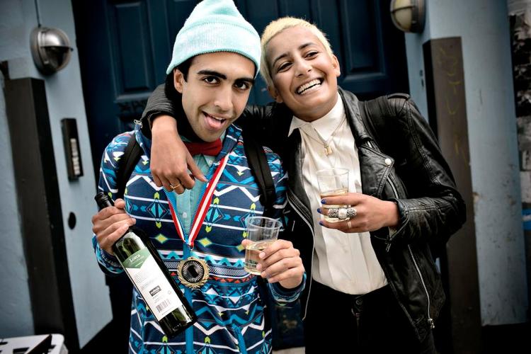 Ren. Det er svært at komme igennem en campingfestival uden pletter på den hvide skjorte. På byfestivaler som Distortion, der ofte ligger en kort cykeltur væk fra brusebad og garderobeskab, er det noget lettere at se godt ud, mens musikken spiller. 