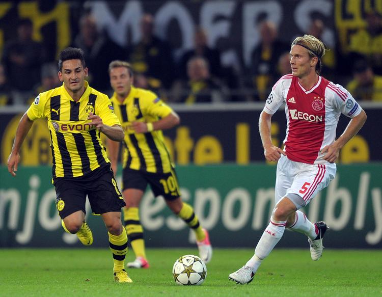 erfaring. Christian Poulsen fører bolden frem i en kamp for Ajax mod Borussia Dortmund. 