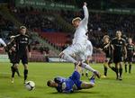 forlænget. Nicolai Larsen (nederst) redder bolden for fødderne af FCK's Andreas Cornelius. 