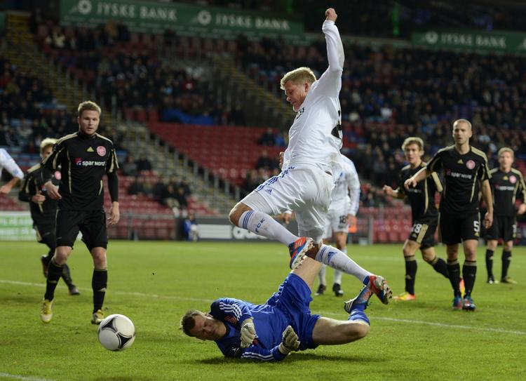 forlænget. Nicolai Larsen (nederst) redder bolden for fødderne af FCK's Andreas Cornelius. 