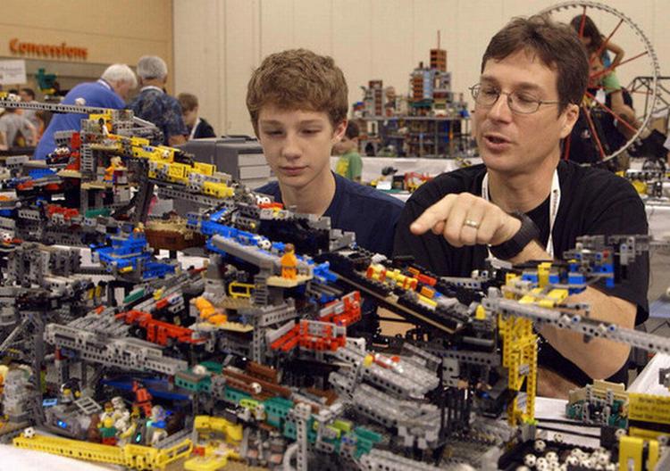 FANKULTUR. Lego-dokumentaren 'Beyond the Brick'  skildrer historien om den populære byggeklods og de tusindvis af dedikerede fans, som tæller både børn og voksne. 