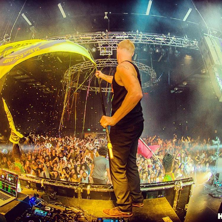 festabe. Amerikanske Diplo alias Major Lazer rejser verden rundt for at bringe den globale fest videre. I år spiller han to gange på Roskilde Festival. 