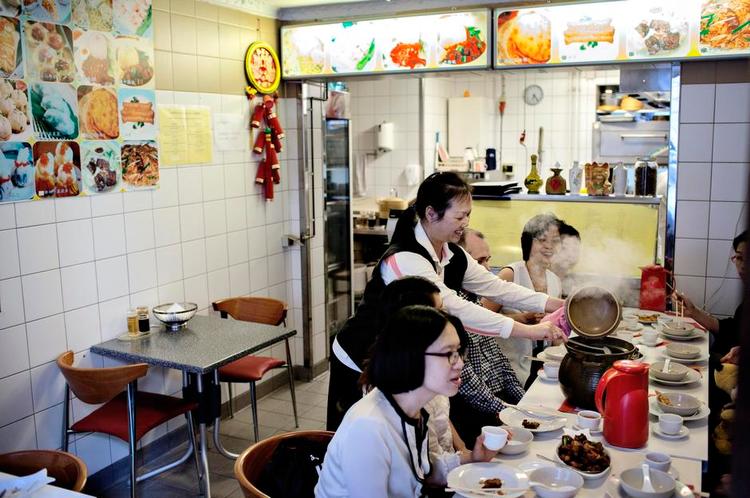 autentisk. Det ligner lidt en grillbar, men tag ikke fejl. Den lillebitte kinesiske restaurant på Vesterbro er noget helt særligt, mener anmelderen. 