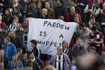 protest. Træner Alan Pardew er blandt de upopulære ledelsesfigurer blandt Newcastles fans. 