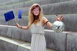 Glitter. Teater og politikere forsøger at få Eurovisionens glamourskær til at smitte af både EU-parlamentsvalget. 
