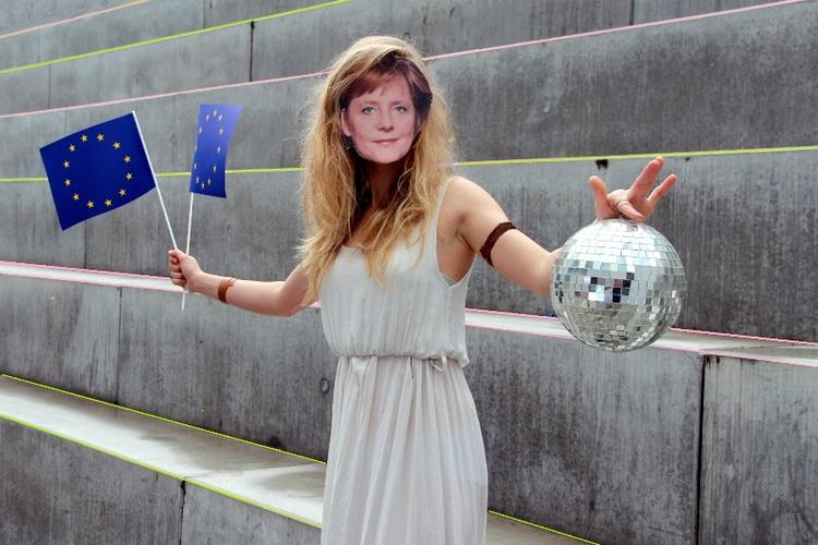 Glitter. Teater og politikere forsøger at få Eurovisionens glamourskær til at smitte af både EU-parlamentsvalget. 