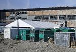 Containerpark. Ved B&amp;W-hallen står en park af dieselgeneratorer, der skal levere de enorme strømmængder til Eurovisionens rekordstore showproduktion. 