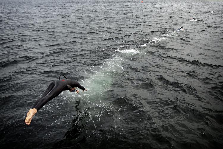 BADEKLAR. Iført sort neopren starter havsvømmerne badesæsonen den første søndag i maj med arrangementer over hele landet. 