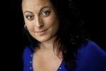 Dilemma. Det har været svært at beslutte sig for Stéphanie Surrugue, der dog endte med at melde afbud til tv-prisfesten i aften. Det ville bare være for mærkeligt at feste hos Aller lige nu, siger tv-værten. 