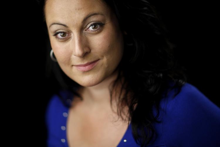 Dilemma. Det har været svært at beslutte sig for Stéphanie Surrugue, der dog endte med at melde afbud til tv-prisfesten i aften. Det ville bare være for mærkeligt at feste hos Aller lige nu, siger tv-værten. 