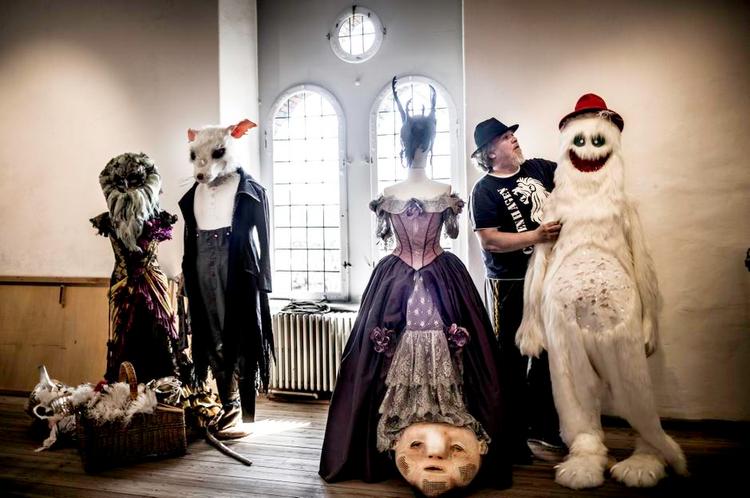 Patina. På det store billede bærer Københavneriet sin egen gamle hat. »Man kan mærke, den er bevandret«, siger modist Mathilde Førster, der har været med til at lave udstillingen i Rundetårn. 