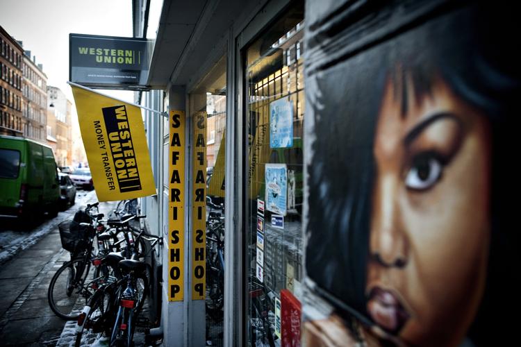 SNYDT. En sparekassekunde indløste falske checks for en dame i England og sendte pengene til Nigeria fra Western Union. Men der er også Western Union i England, så han burde have indset, at der var noget mistænkeligt ved sagen, mener banken. (arkivfoto) 