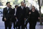 ADVOKATREGNING. Apple har fået så lille erstatning for Samsungs brud på to patenter, at det næppe dækker omkostningerne ved den langtrukne retssag. Her ses en af Apple-advokaterne, Rachel Krevans,(th) på vej til retten i San José. (arkiv) 