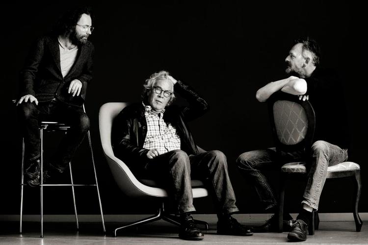 centrum. Mikael Simpson (tv.) og Frithjof Toksvigs (th.) musik danner en delikat ramme om Jørgen Leths ord på 'Ingen regning til mig'. Foto: 