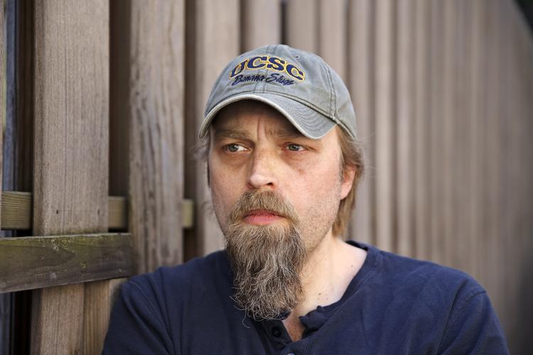 Medier. Journalisten Ken B. Rasmussen, forfatteren bag bogen 'Livet, det forbandede', leverer i dag nye, opsigtsvækkende oplysninger om Se og Hørs arbejdsmetoder. 