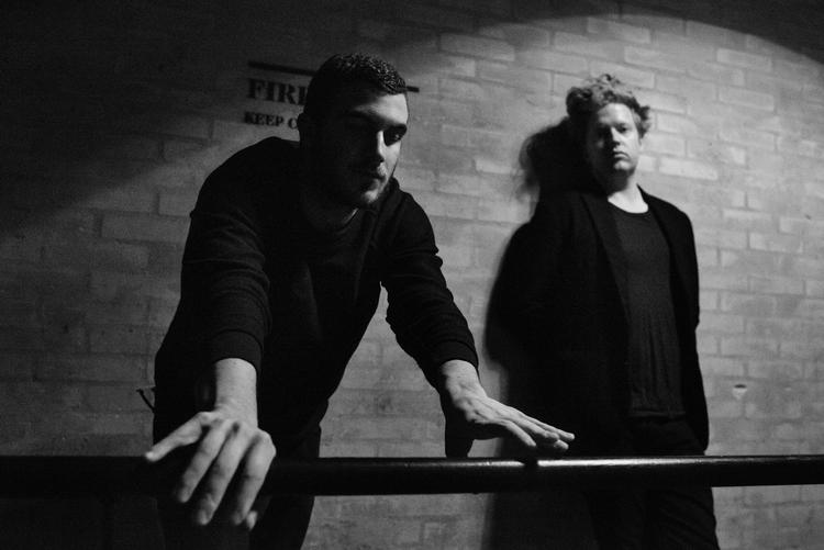 Darkside var oprindeligt et ord Nicholas Jaar (til venstre) og Dave Harrington (til højre) brugte til at beskrive et intenst tourscenarie. Udtrykket er idag blevet bandets identitet. 