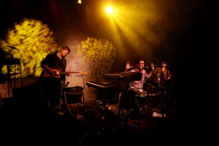 Tårer. Skammens vogn er et band med let til tårer. Her er de fanget på scenen i Christianshavns Beboerhus, inden forsanger Nikolaj Zeuthen rundede koncerten af med våde øjne. 