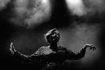 Poptøs. Bramsen leger med poppen på en ikke alt for alvorlig måde, og det klæder hende, mener pernille Jensen. 