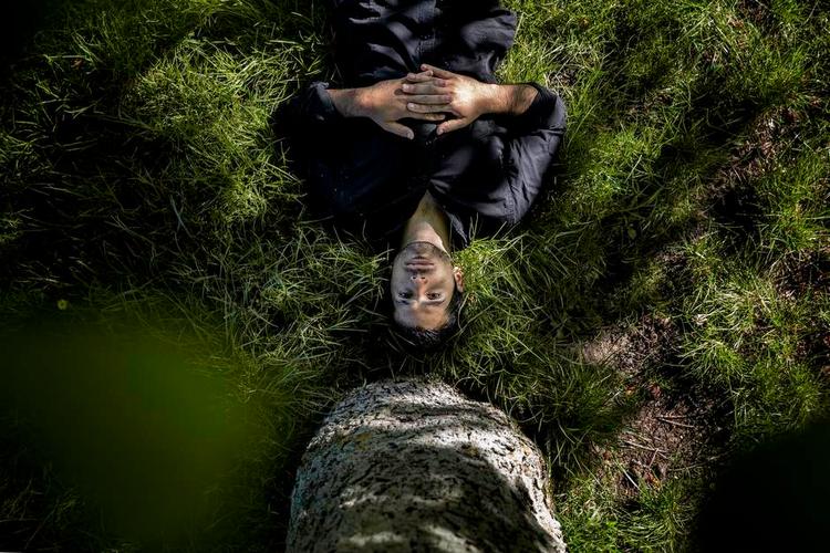 Udkanten. 28-årige Mohamad Ibrahim er opvoket nord for Præstø i landsbyen Tappernøje og opfordrer nu nydanske familier med børn at flytte til ud af de sociale boligområder og søge ud i landets afkroge. 