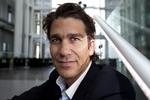 Klassisk. Nikolaj Koppel er castet som det seriøse indslag i grandprixværts trioen, der også består af Pilou Asbæk (den uforudsigelige vært) og Lise Rønne (den empatiske vært). 