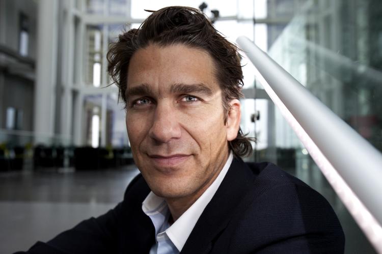 Klassisk. Nikolaj Koppel er castet som det seriøse indslag i grandprixværts trioen, der også består af Pilou Asbæk (den uforudsigelige vært) og Lise Rønne (den empatiske vært). 