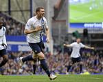 Edin Dzeko fejrer sin første scoring mod Everton i slutningen af første halvleg. 