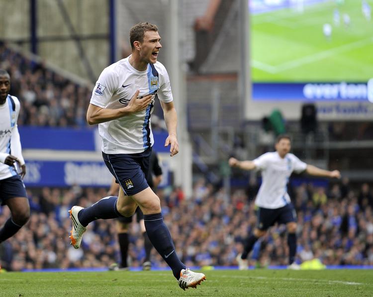 Edin Dzeko fejrer sin første scoring mod Everton i slutningen af første halvleg. 