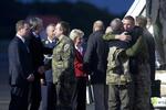 Den danske forsvarsminister Nicolai Wammen (S) (tv.) tog imod, da de syv OSCE-observatører landede i den tyske hovedstad. 