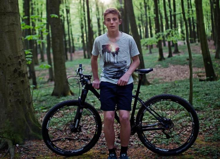 Vaccine. 90 procent af den million danskere, der lider af pollenallergi, kan hjælpes af en vaccine. Men kun 10.000 danskere får den årligt. 14-årige Jakob Thorup er en af dem, der har fået en pollenvaccine. 