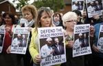 Demo. Mange gik på gaden i går i Belfast for at støtte Gerry Adams. 