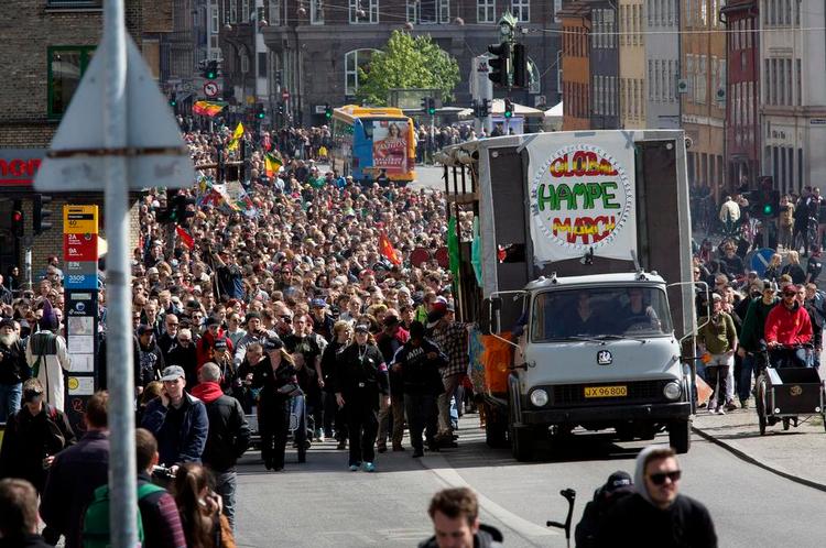 Rygende. Op mod 3.000 hashtilhængere gik gennem København i røg og damp for fri hash i Danmark. En af tilhængerne og talerne synes, der skal indføres en ny afgift: Den fede afgift. 