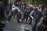 Kamp. Pro-russiske seperatister forsøger at ødelægge et ukrainsk monument i Donetsk. 