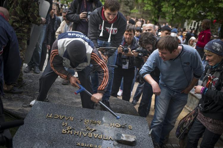 Kamp. Pro-russiske seperatister forsøger at ødelægge et ukrainsk monument i Donetsk. 