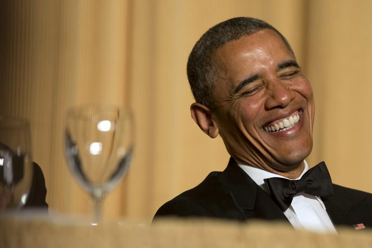 HA-HA. Det er ikke specielt morsomt at være Obama i øjeblikket. Men lørdag aften underholdt han journalisterne ved den årlige Correspondent's Dinner i Washington. 