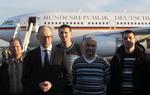 Hjemvendt. Den ukrainske ministerpræsident Arseniy Yatsenyuk, (nr. 2 fra venstre) sendte her i Kijev lufthavn i går de frigivne observatører på et fly mod Berlin efter deres uge i seperatisternes hænder. 