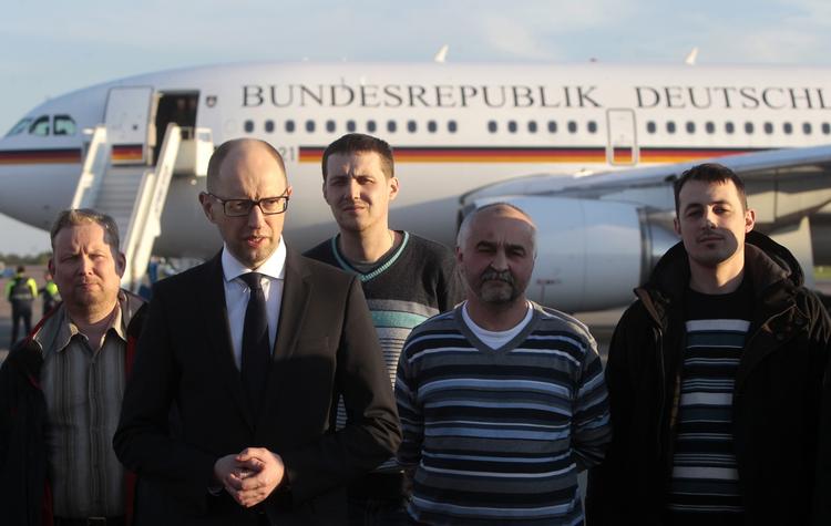 Hjemvendt. Den ukrainske ministerpræsident Arseniy Yatsenyuk, (nr. 2 fra venstre) sendte her i Kijev lufthavn i går de frigivne observatører på et fly mod Berlin efter deres uge i seperatisternes hænder. 