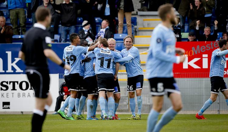 AFGØRELSEN. Et frispark fra 30 meters afstand fra Daniel Jensen blev eneste scoring i budnkampen. 