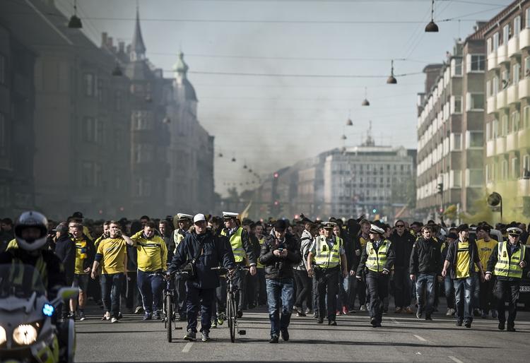 Politiet melder, at fangrupperne fra henholdsvis FCk og Brøndby er på plads i Parken. 