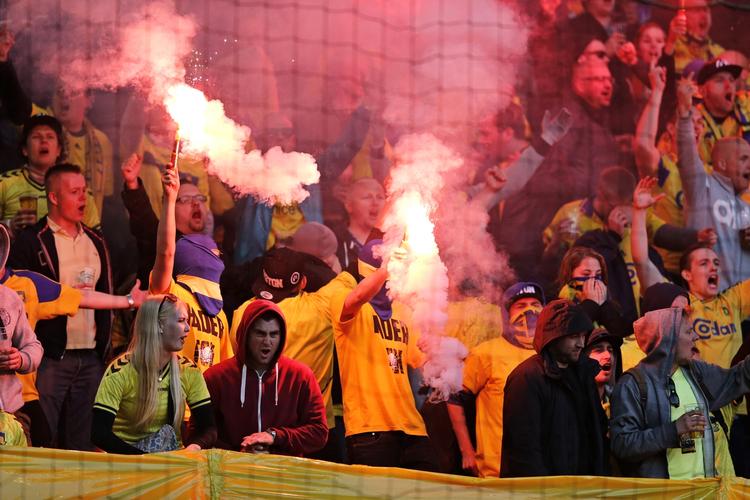 STEMNING. Der er både larm og fyrværkeri i Parken. I hvert fald på tribunerne. 