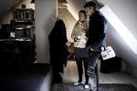 boligjagt. For Esben og Sabina Korsaa, som var ude og kigge på bolig i går eftermiddag, er det vigtigste, at deres nye lejlighed ligger i Københavns centrum: »Udgifterne regner vi sammen med banken på«. 