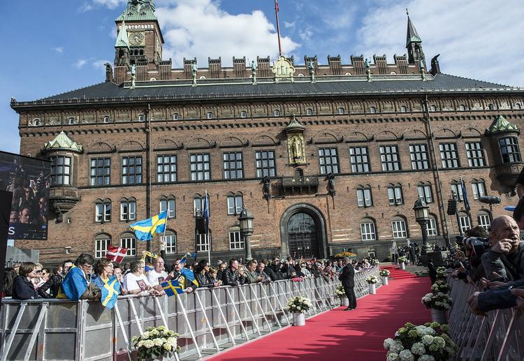 MGP. Den officielle åbning af Eurovision Song Contest 2014 på Københavns Rådhusplads i går aftes. Nye oplysninger viser, at udgifterne ved værtsskabet stiger. 