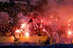 Kampgejst. Brøndby fans på tribunen i Parken i går aftes. Båder før og efter kampen kom det til sammenstød mellem fangrupperne. 