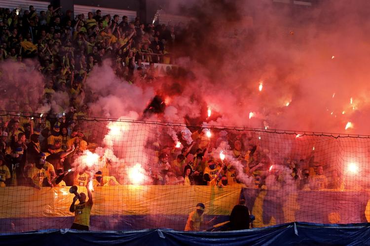 Kampgejst. Brøndby fans på tribunen i Parken i går aftes. Båder før og efter kampen kom det til sammenstød mellem fangrupperne. 
