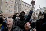 fri. Prorussiske demonstranter jubler foran politistationen i Odessa, hvor 67 prorussiske aktivister i går blev sat på fri fod, efter at en gruppe militante prorussere stormede politistationen. 