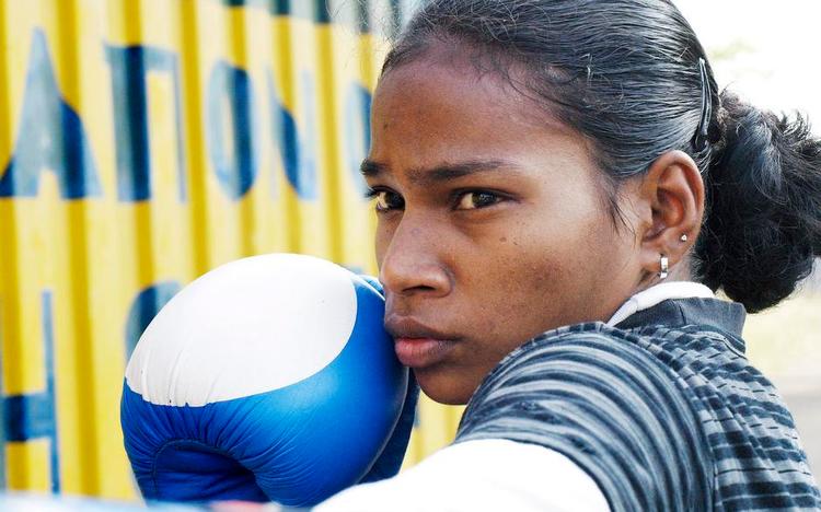 Kampberedt. Indiske Thulasi er dalit og kasteløs og kæmper sig i bogstavelig forstand op fra samfundets bund. 