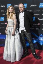 Sidste års vinder Emmelie De Forest og DR's showchef Jan Lundme. 