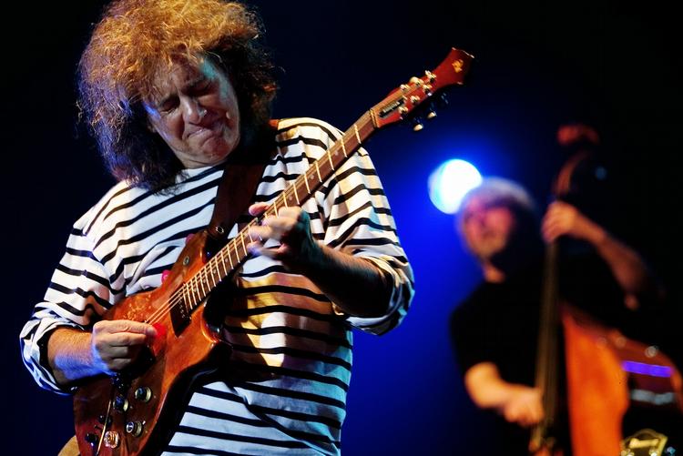 Amerikanske Pat Metheny spillede indimellem vanvittig smukt trods den voldsomme forstærkning. 